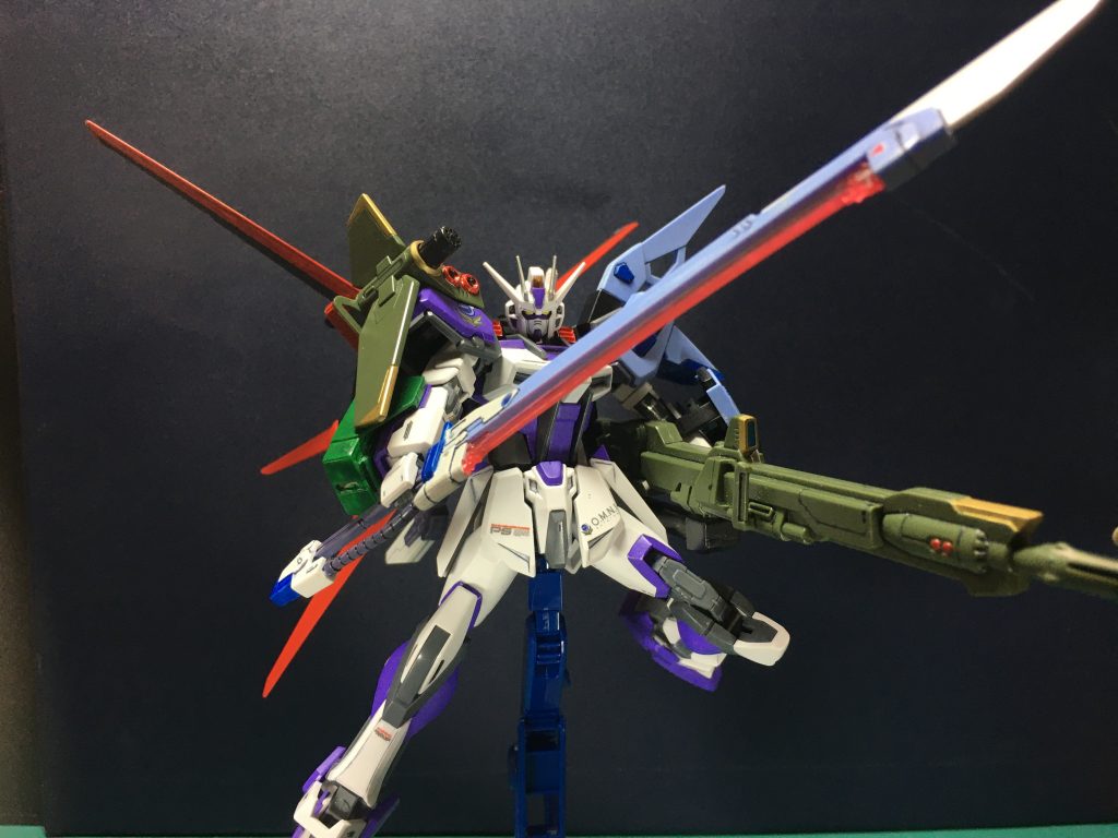 　HGパーフェクトストライクのマルチプルアサルトストライカー一式を装着。ソードの肩アーマーは塗装はげに要注意です。