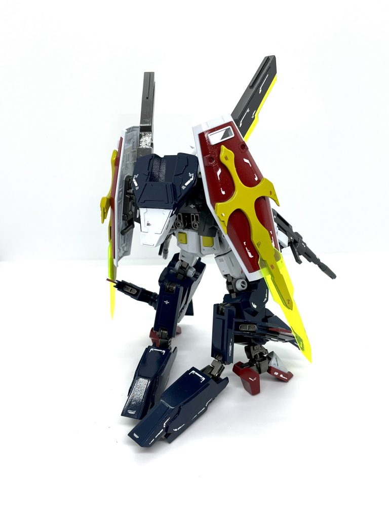 後ろ姿。脚部からキャタピラが伸びてます。盾に付いてる剣はネオジム磁石でくっついてます。