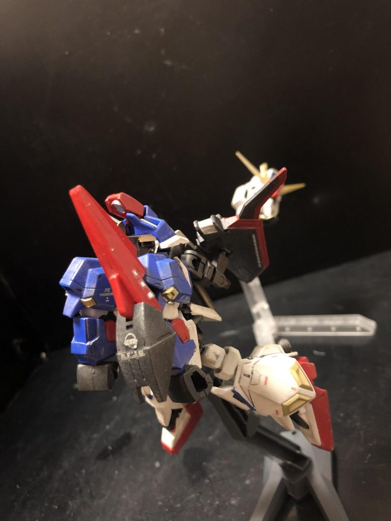 腕を前面に持っていきます。この可動はクロスシルエットのフレーム、腕の接続部に切り欠きを入れて、前に移動出来る様にしてるんです。自分もやってみよーって方腕の接続強度が弱くなっちゃうから気をつけてね。