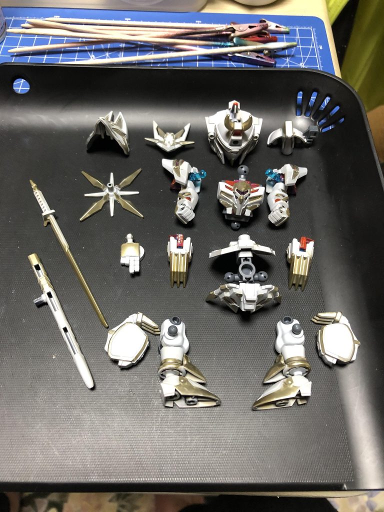 塗装が終わり一通り組み上がりました。白と白金という淡い色合いですが、思ったよりしっかり色分けできてますね。