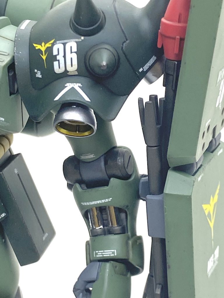 エッジに水性カラーの焼鉄色をスタンプしています。