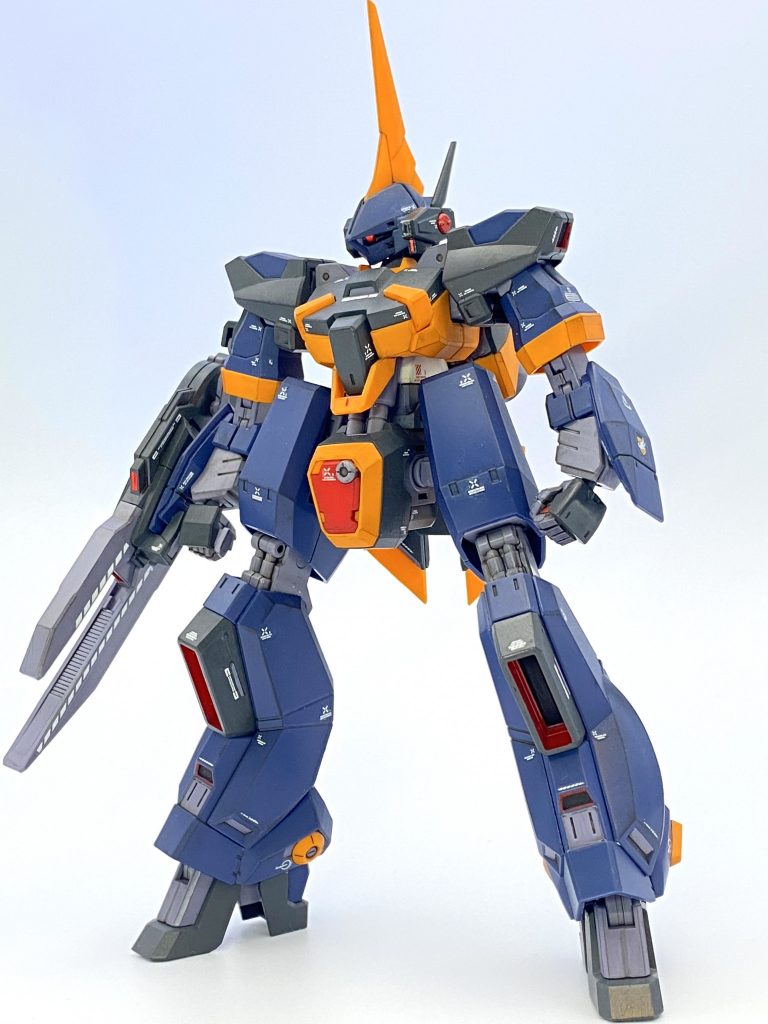 キットのままで十分カッコよかったので、工作・塗装共に要点を絞って短時間で完成させました。基本は表面処理しつつ設定に則した塗り分けのみです。設定画の線画の様な黒く縁取られたエッジが好みだったので、全体を通してエッジをウェザリングマスター煤色でそれっぽく仕上げました。