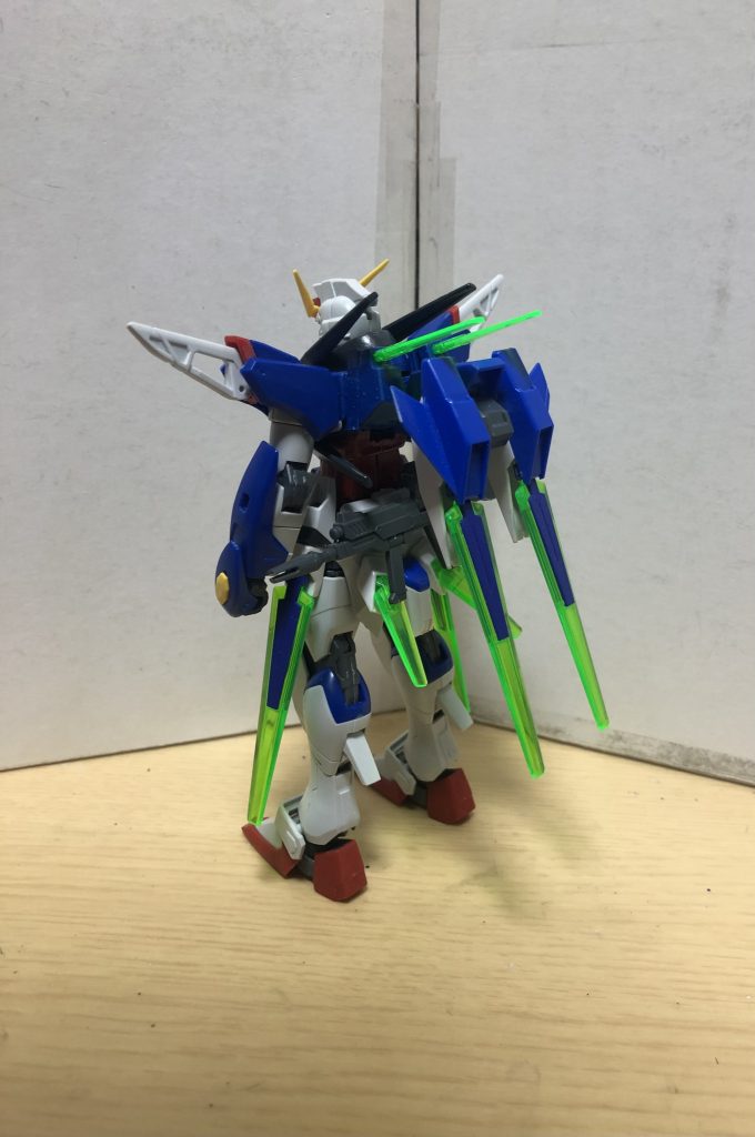 後ろ姿ビームライフルや頭部バルカン砲などは使っても牽制程度で当てる気は毛頭ないらしい。