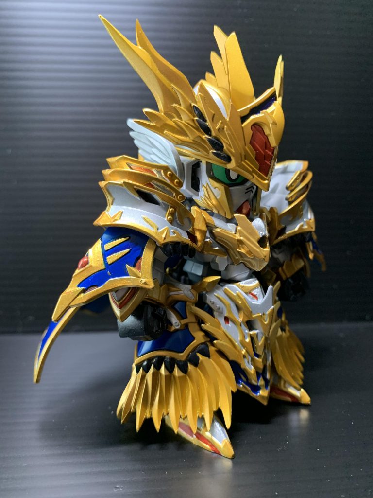 アンテナやサイドアーマーのフリル部分などはシャープ化してみました。