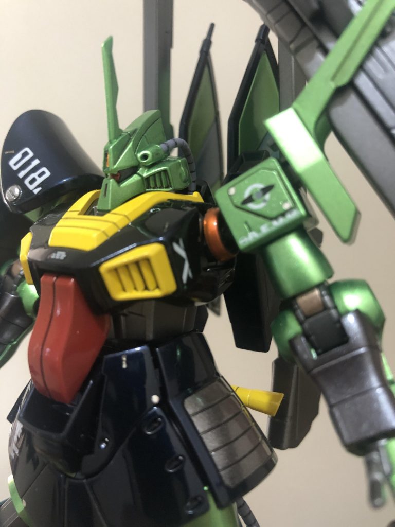 肩等ノッペリした感じだったんでプラ板で追加装甲ディテールを追加、足首で0.５ミリ足の付け根で2.4ミリ腰で2.4ミリ、首はEGガンダムの物に1ミリプラ板を挟み合計6.３ミリプラ板の積層で頭身を上げてあります