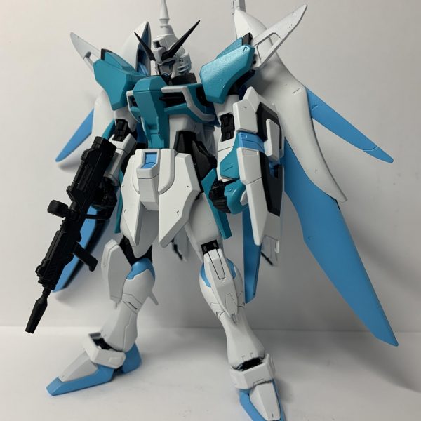 HGCEデスティニーガンダムの途中経過です。まだ二色しか塗ってないので明らかに色が足らない……それに塗膜の確認してたら塗装剥がれを一部起こしているので塗り直しをしたいところですね。というか梅雨時期に入ってくるのタイミングが悪すぎる……それに買った白の塗料、想定していた色味と違って間違えたし……カラーパターンを考えながら進めてたら爽やか系のカラーリングになってました。一足先に夏を先取りだぜ！()塗料が足らないのと塗装があまり進められなくなりそうなので完成予定は未定です。……いつ完成できるんだろうこれ、大人しく二次創作進めよ(白目（2枚目）