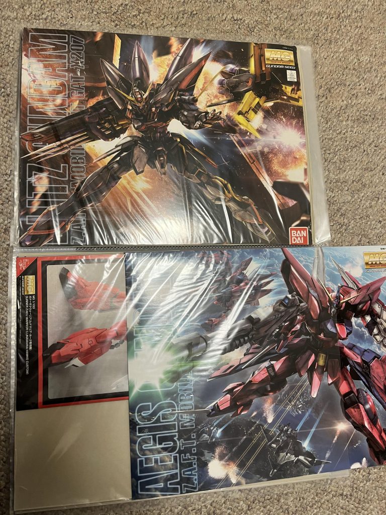 おまけ。自分は今まで作ってきたプラモは全てパケ絵は、説明書ともどもファイルに保存してるんですが、イージスのためにずっと前から空けておいたブリッツの隣がようやく埋まってホッとしましたw 勿論、この前のページがデュエルとバスターです。 こうやって埋まっていくのってなんか良いですよね！