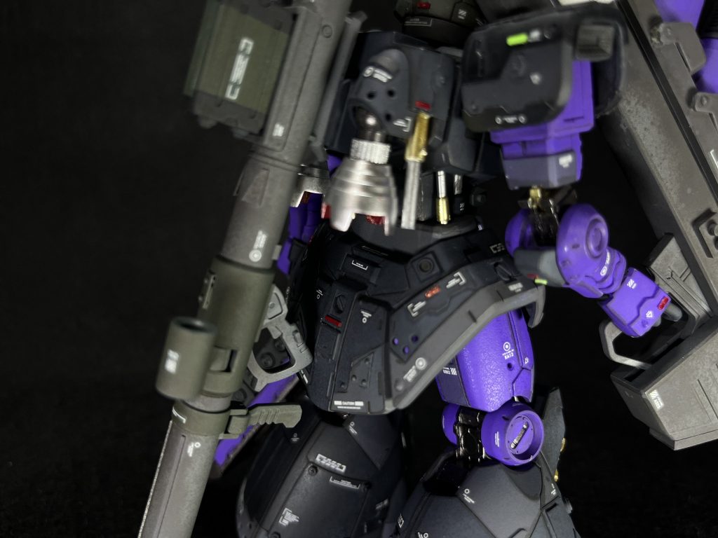 バックパックの動力パイプが刺さるはずだったところには使用用途は全くわからないのですが、なんとなくシリンダーをプラパイプから自作し、差し込んでいます。きっとバーニアの角度調節とかに使われていると信じてます。バーニアはコトブキヤのタンクとセットになっているものをホビーオフで100円で見つけました。タンクの部分の一部はビームバズーカの方で使用したりと大活躍でした。