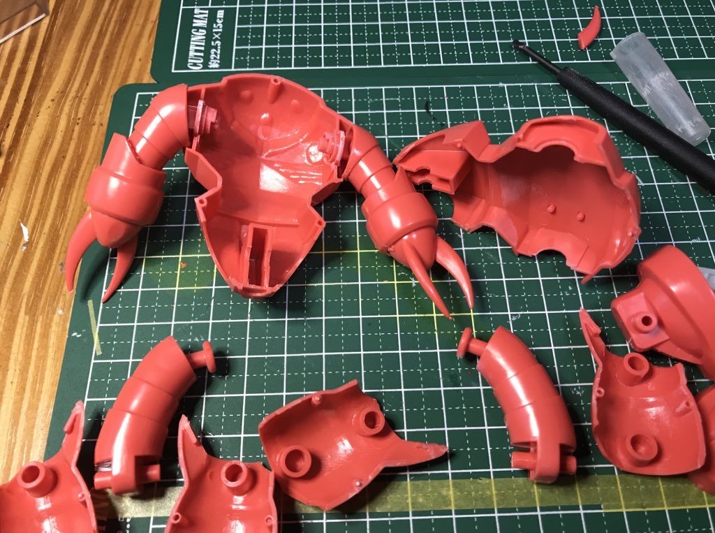 素材は随分前に中古ショップでジャンクで買って来たものです。これは瞬間接着剤で組んでありました。一旦バラして接着面ならして
