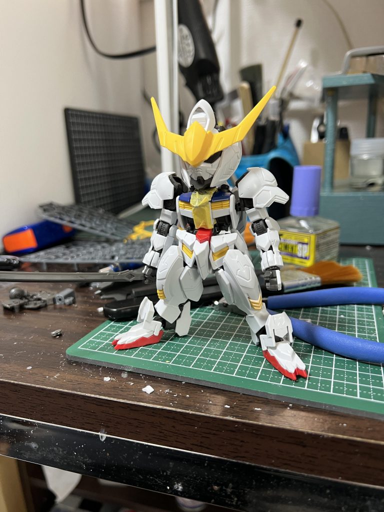 二の腕・前腕の短縮をしました。二の腕は上部をカット。前腕は中間部分をフレームごとカットして、フレーム・装甲を別々に接着しました。装甲の合わせ目はBMCダンモで段落ちモールド化しています。