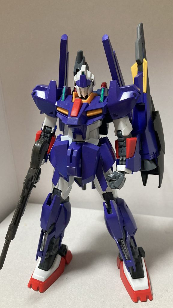 フロントビュー最初は上記に書いた通り軽い気持ちで作り始めたのですが、思った以上に他のジャンクも消費しました笑メインに百万式頭部、腕はゼータ腹部はZZIIバックパックは百式フロントアーマー、シールド上部がZII足首から下がmk-2 他諸々などなど色々な部品が組み込まれています