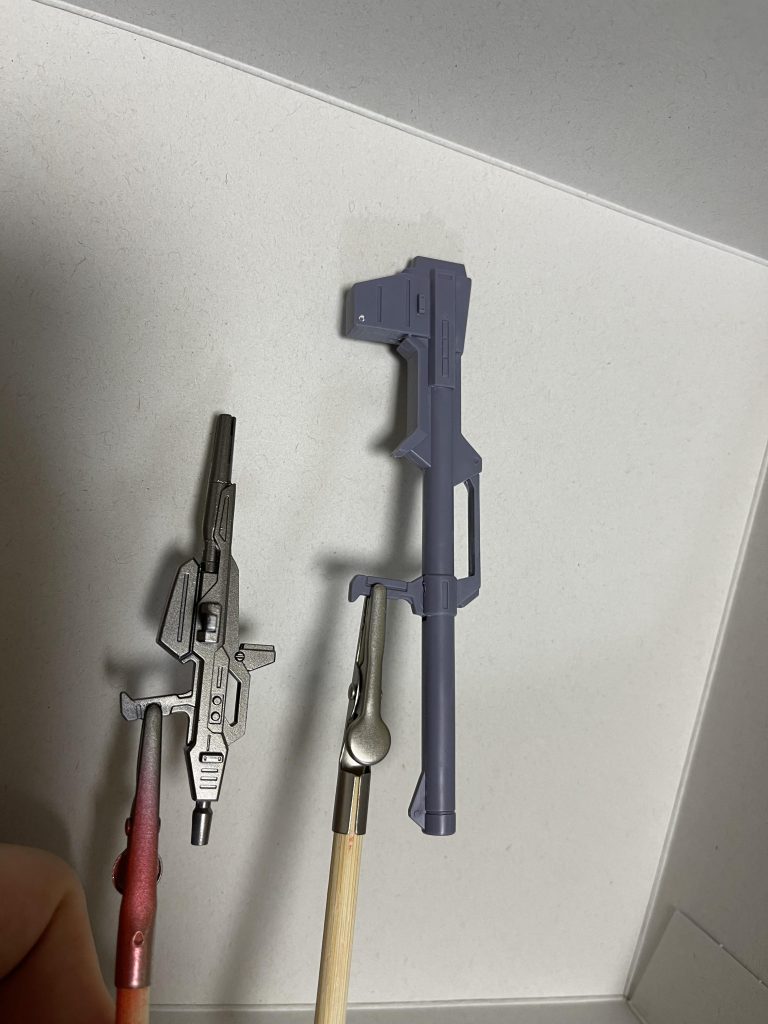 ガンダムガンメタリックの塗装前と塗装後です。武器らしい印象がとても強くなり、おもちゃ感が減りました。