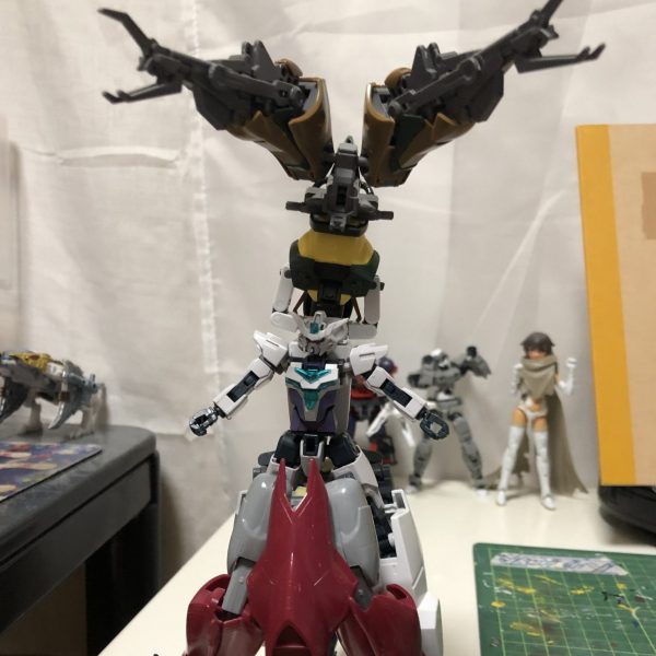 コアガンダムとエピオンガンダムガブスレイとスターゲイザーのバックパックセラヴィーガンダムの足パーツを使用して合体ガンプラを作成中です（1枚目）