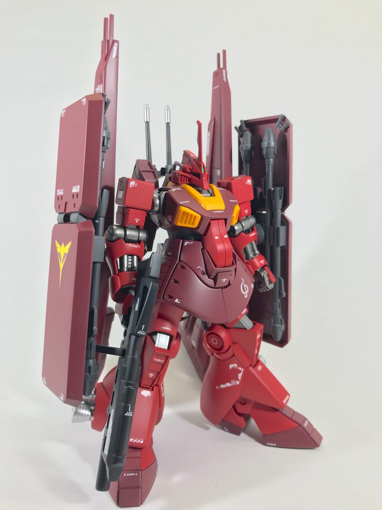 先ずはシャア専用から。ご存知の通り『ジョニーライデンの帰還』で登場した機体ですね。ずっと前にシュッツルムディアスの中古キットを入手してから少しずつ必要なパーツを揃えていき、他のモデラーさんの作品を参考にしつつ、ようやく完成に漕ぎ着けました。