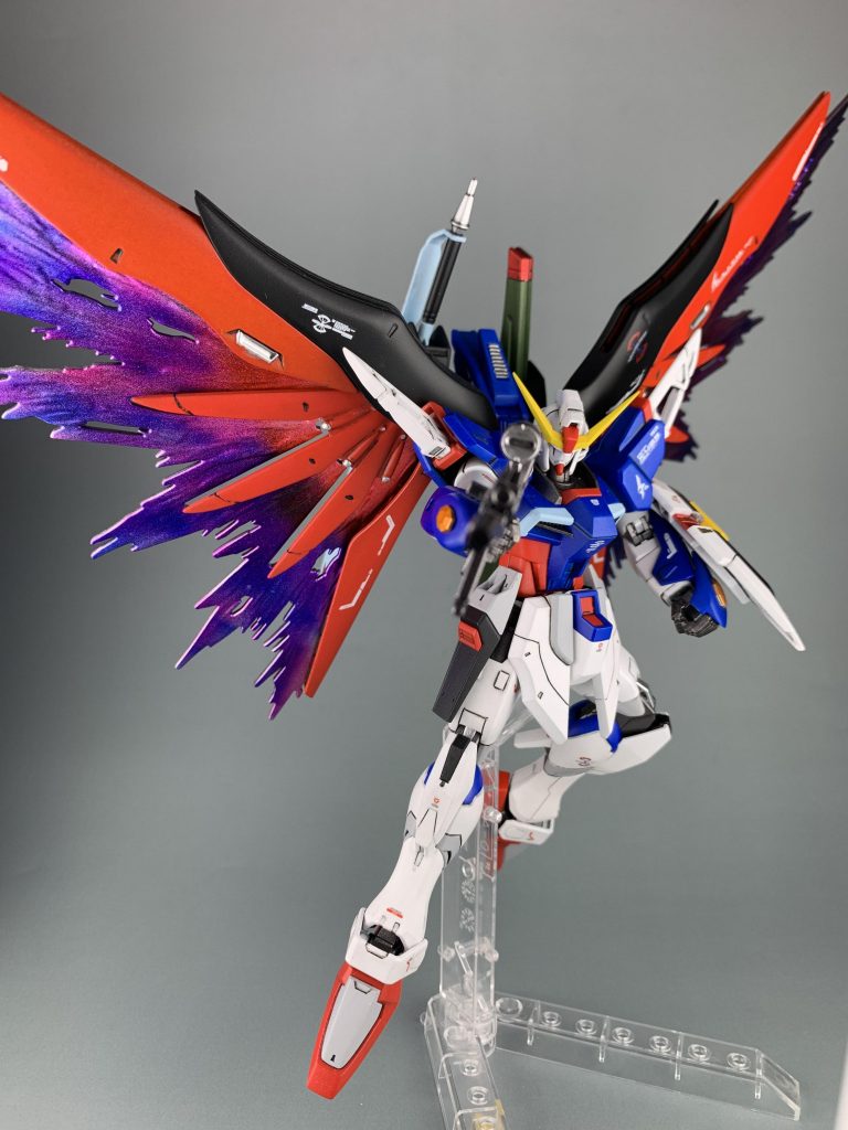 塗装は毎度のごとくガンダムマーカーと缶スプレーを使用しています。光の翼は今回マッキーで塗装しました。初めてやった塗装方法でしたが綺麗に出来たと思います。