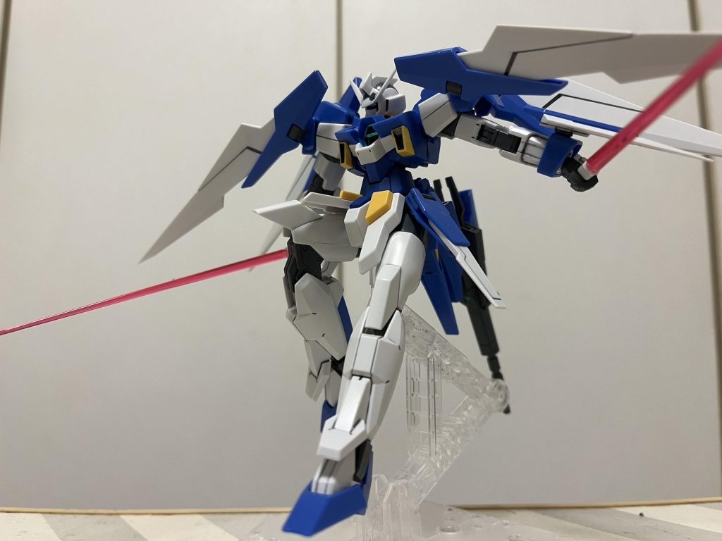 攻撃を躱しながら、左上あたりにコクピットのカットインが入って味方に何かセリフを言ってそうなイメージで。ちなみに私の妄想では…「ウルフ隊長。敵の攻撃が激しいです。一度後退しましょう!!」かなw