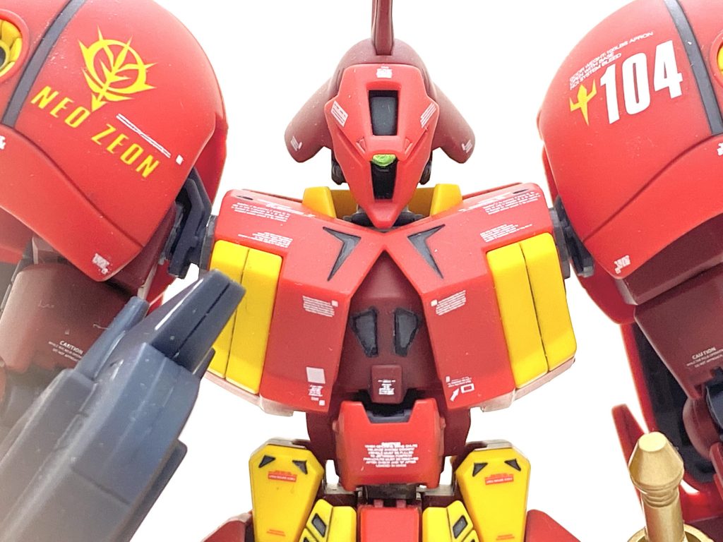 デカールはガンダムデカールの機動戦士Zガンダム/機動戦士ガンダムZZ汎用1やHGシナンジュ用をメインに市販のコーションデカールを満遍なく貼り、カトキ風にしました。モノアイは定番のクリアーパーツ化で裏にラビーテープを貼っています。