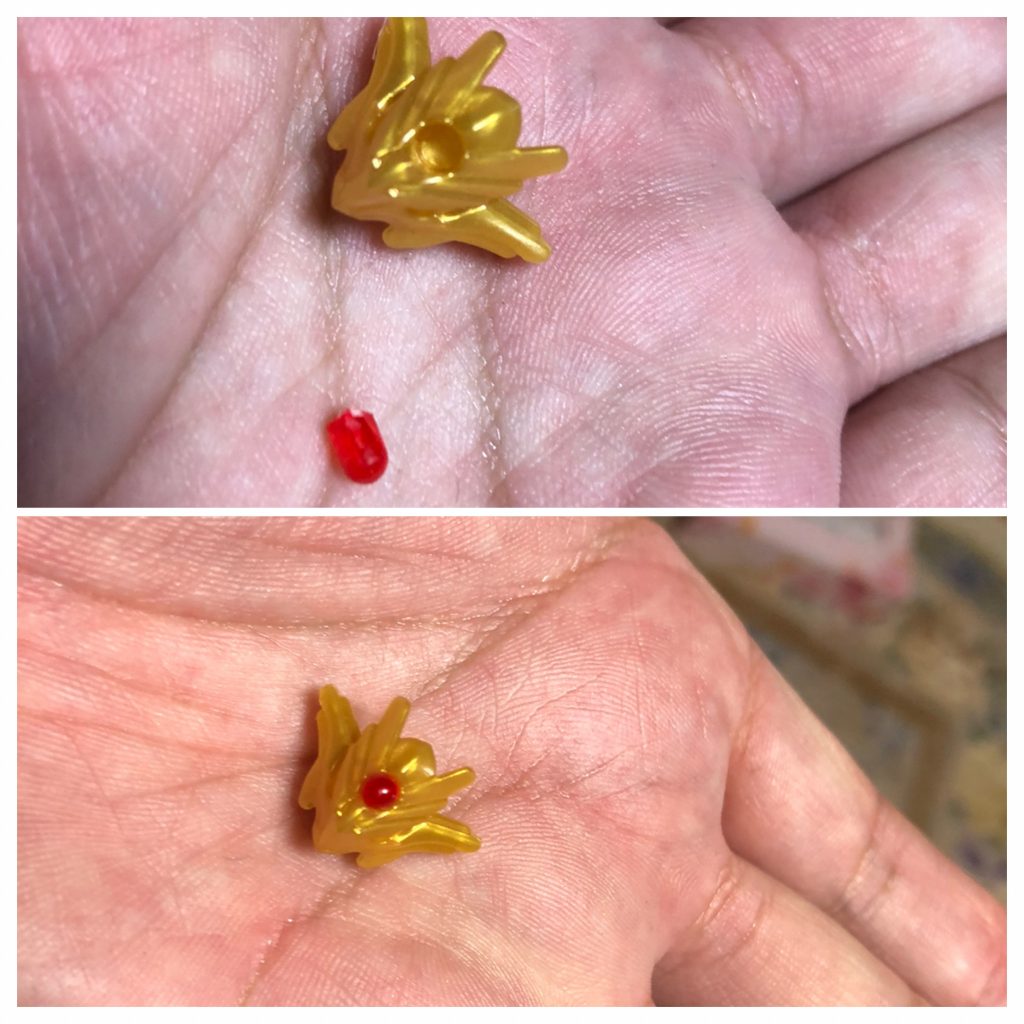 加工は胸部のクリアパーツ取り付け穴をキットの赤クリアランナーから切り出した物で塞ぎます。早くも定番化してますね。