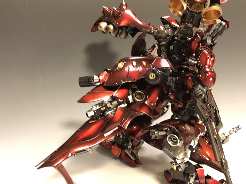 リアアーマーはクシャのバインダー。上部が可動して開くように、中からメガ粒子砲を展開可能にしましたが、中のディテール見て欲しいので閉じてる写真は撮らず…