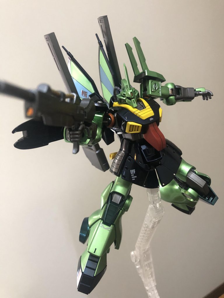 塗装は赤は成形色の上からルビーレッド、濃い青はプリズムブルーブラック、濃い緑はターコイズグリーン、薄い緑はトルマリングリーンにメタルイエローグリーンの混色、黄色は新型フェアレディＺの色を参考にキアライエローにメタルイエロー、トパーズゴールド、シールド、前腕はライトガンメタル、関節はフレームメタリック１武器類はこれまでに使った余り塗装をゴチャ混ぜメタリックを2種類仕様してます。