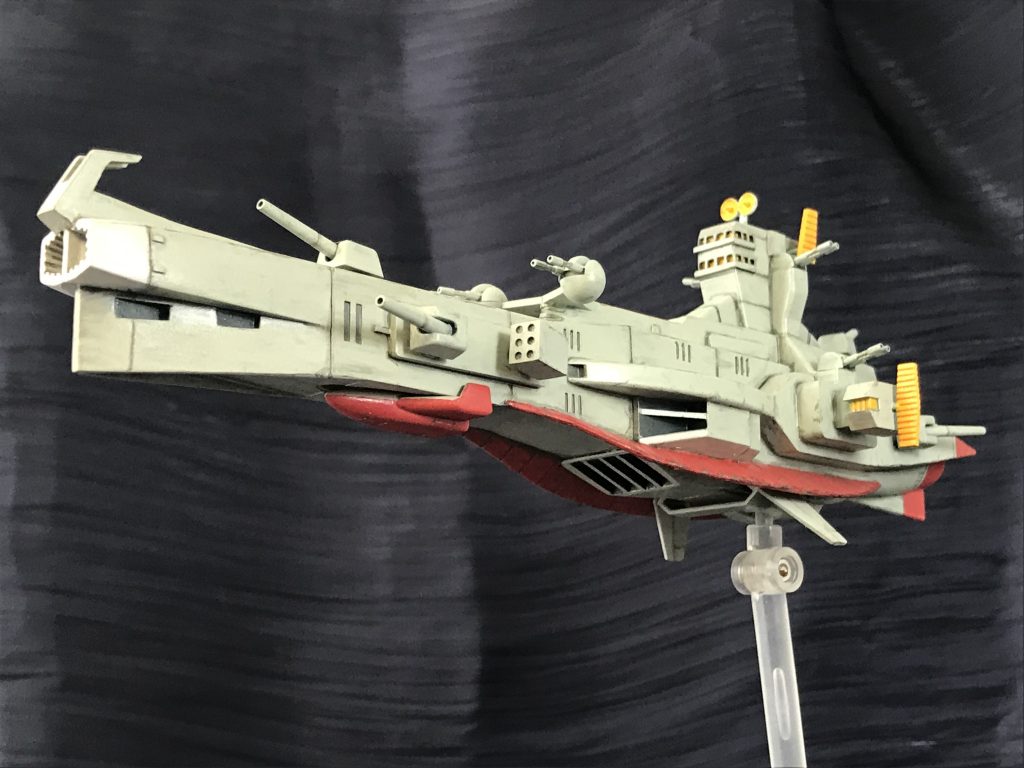 ここまで来たら単独で大気圏内航行してもらわないといけないので、付属の台座を船体下面に切った貼ったして、ミノフスキークラフト付きだよと言い訳を用意しております。