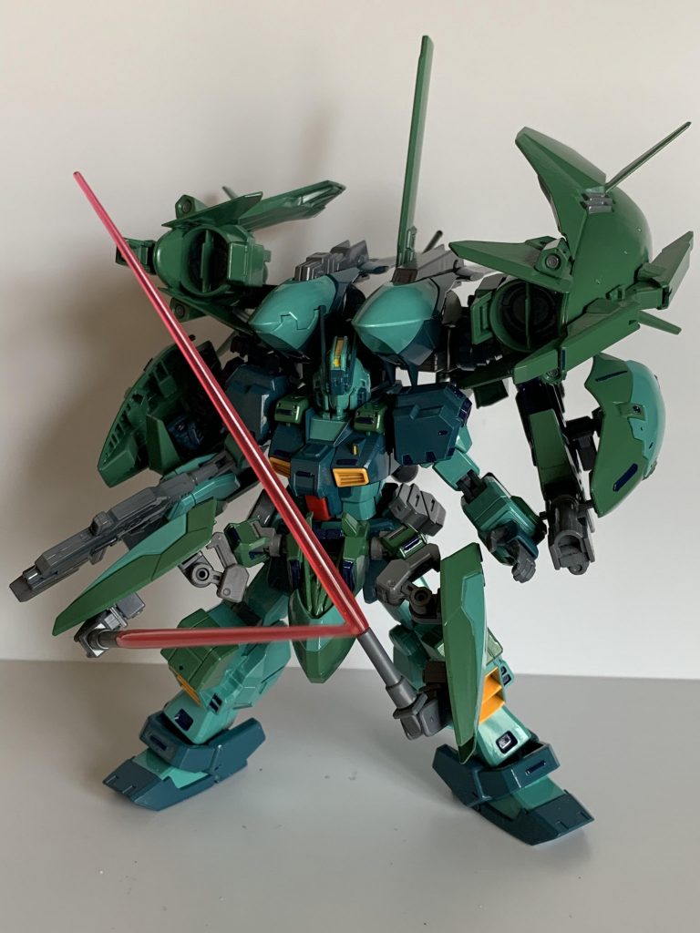 増加フロントアーマーにはビームサーベル/ビームガン内蔵サブアームを装備。万一、接近されたらこれで近接戦闘行います。