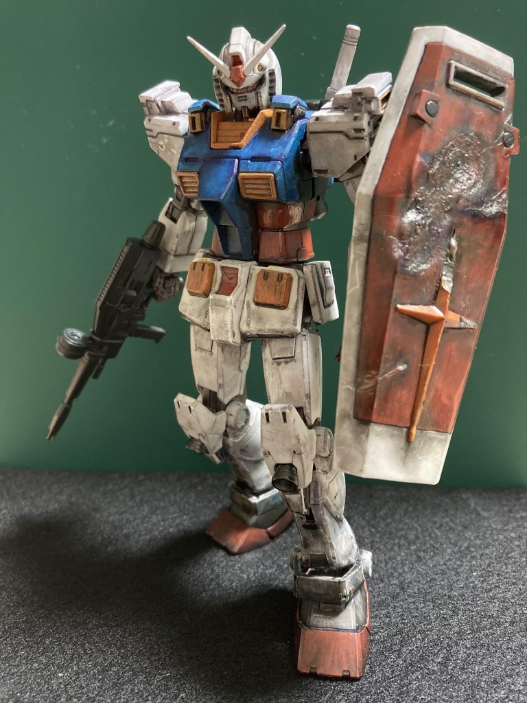 改造箇所は主に肩・胸部襟元左右・膝・バックパックです。余剰パーツをくっつけたり、プラ板でちょこっとくっつけたり、他キットで余ったバーニアっぽいものをくっつけたりと、基本くっつけただけです。