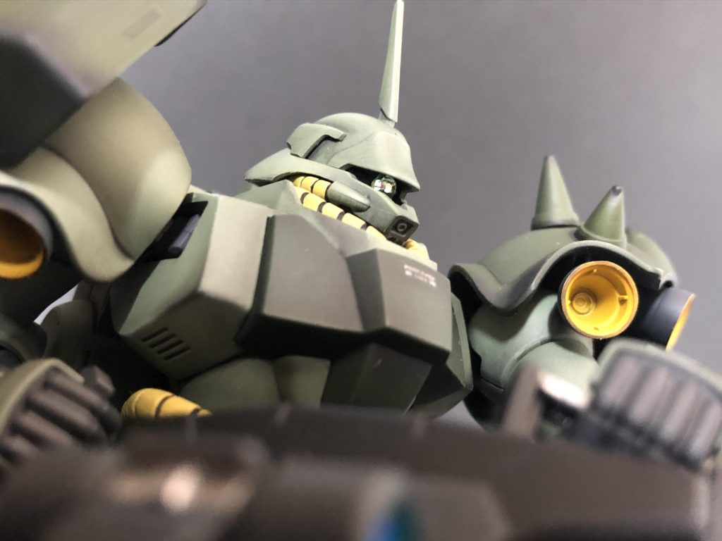 モノアイは100均のジュエルストーン、裏打ちする必要なく、ギラドーガにはピッタリでした、両面でちょん付なんで、色を変えられます。