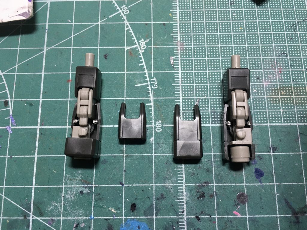 今回は前腕にラインマーキングを貼るんですが、側面に合わせ目が出るので、袖部分を切り取って接着。残る部分は合わせ目を段落ち化して対処。この分割にすれば肘関節が緩んだ時も前腕の外装を外して分解できるので、メンテナンス性を確保できます。 武器類も合わせてタミヤセメントの速乾流し込みタイプで合わせ目処理をしています。短期間で作成するには欠かせない接着剤です。