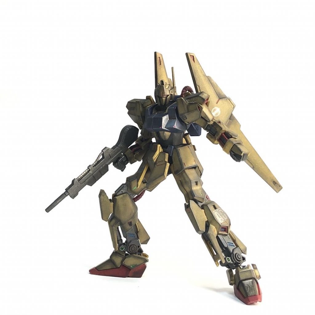 デカールはあっさり目に貼りました。下地が暗いので目立ちにくい。