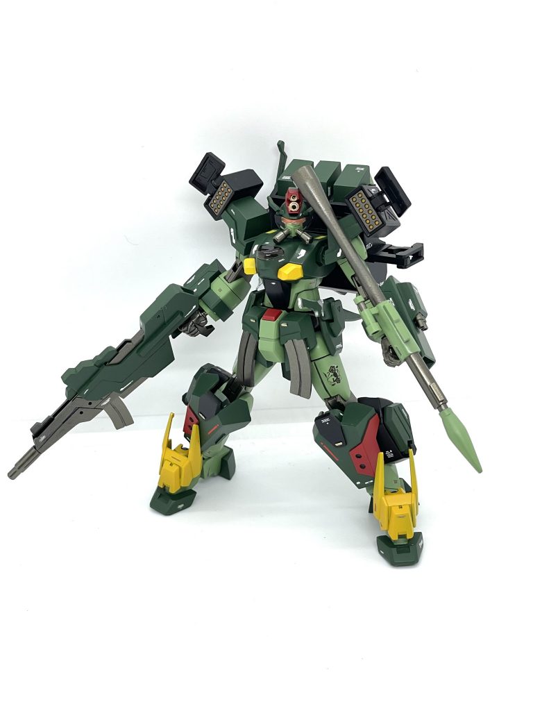 ビームライフルとロケットランチャーを持った状態。肩についてるのはミサイルポッドです。