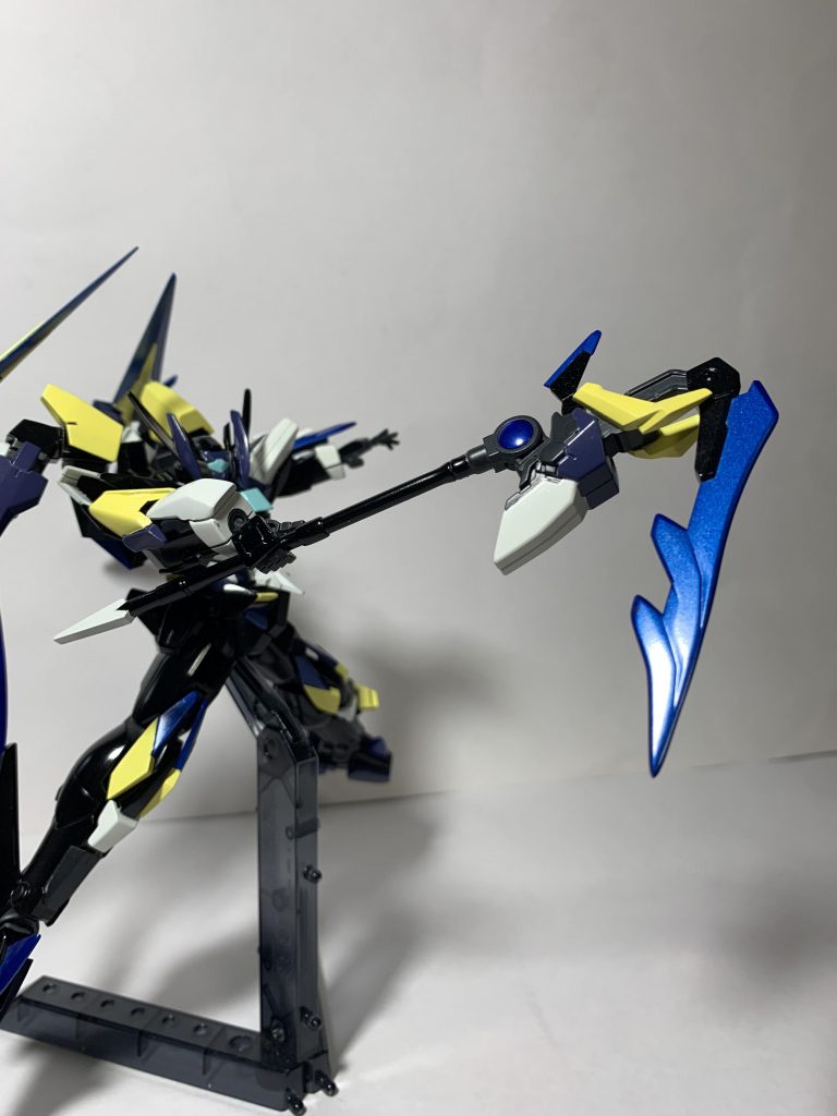 主兵装のGNサイスです。全ての始まりはここからでトランジェントグレイシャーのバックパックをいじっていたら「なんか、これ武器になりそう」と思い、ダブルオーの腕関節、トランジェントグレイシャーのGNパルチザンⅡの持ち手部分を組み合わせて初期形状は完成しました。それからしばらく経ってからたまたま見かけて「これに合わせて闇堕ち機体作りたいな〜と思ってダブルオールシファーを作り始めました。ちなみにダブルオーアステルの技術が唯一受け継がれている部分でもあってGN粒子を解放することで斬撃を飛ばすことが可能になっています。さらにスラスター部や刃の部分も回転するので近接武器としての性能はかなり高いものとなっています。