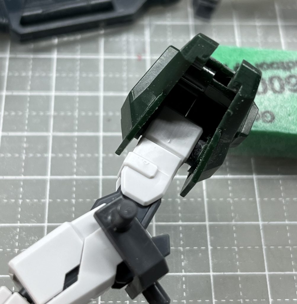 接続自体は形が合ったので出来ましたが、互いのサイズが微妙に違い、組んでも緩く保持力は皆無。なので、ポリキャップを削って加工し間にかませることで解決しました。