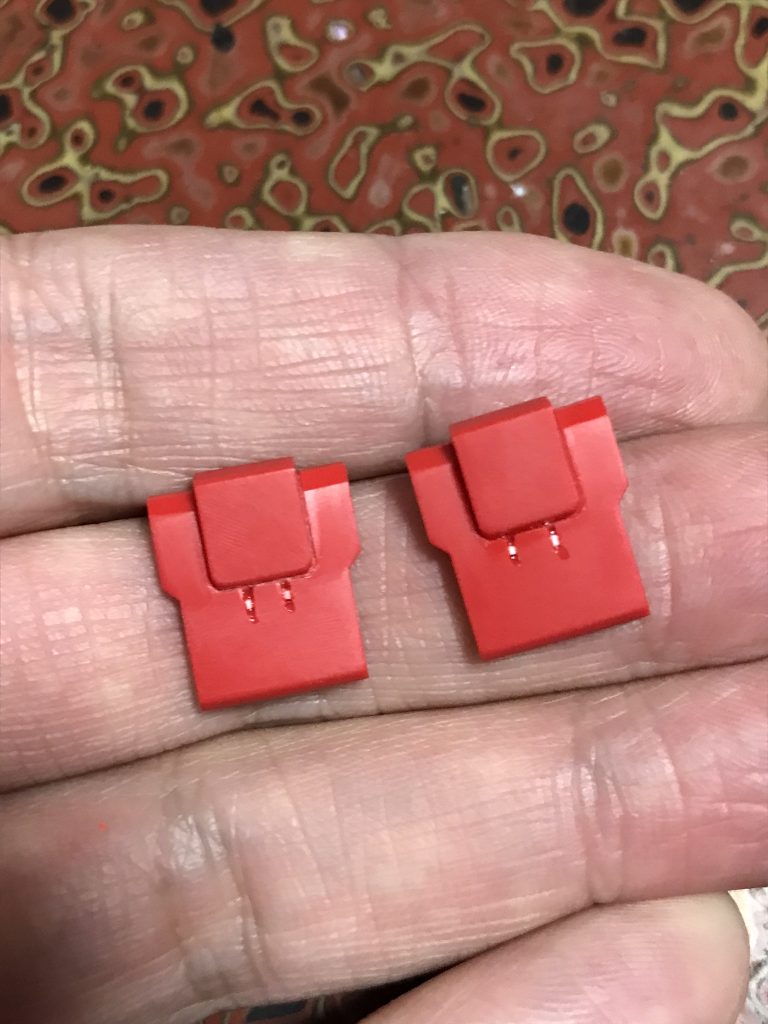 0.4㎜タガネでケガいた部分にプラ板をチョンと。