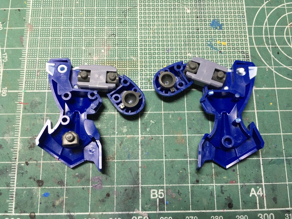 　膝はそのままでは可動が狭い気がしたので膝の裏を切り欠いて気持ち深く曲げられるようにしています。