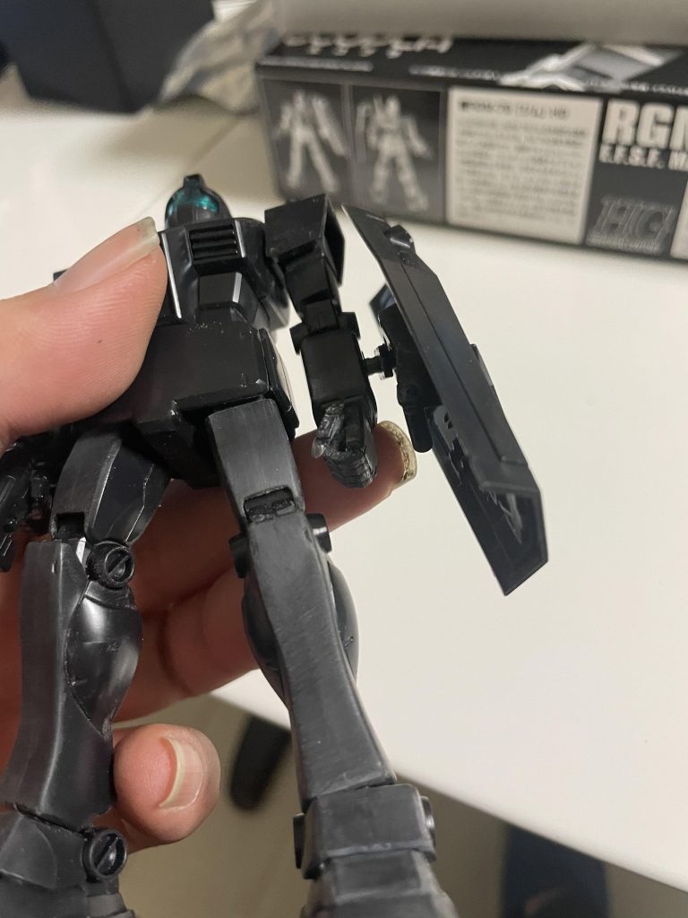 合わせ目は400番のヤスリで処理してます。アクリルガッシュは塗膜が厚いので400でも充分で楽です。握り拳は穴あき手から作成