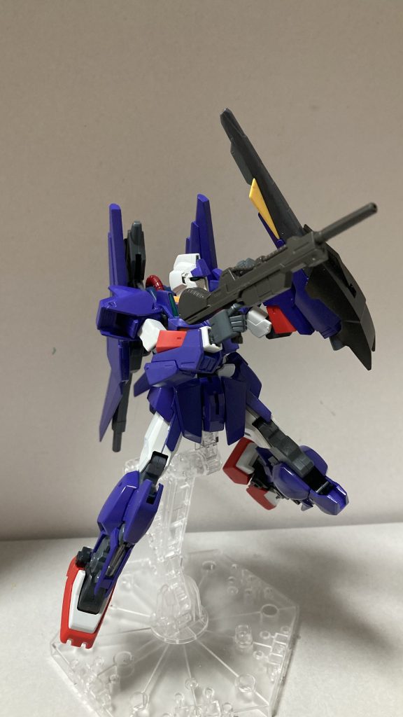 ここからはアクションをしながらメインウェポン 「ビームライフル」百式と同系統の量産型ビームライフルを標準装備としていますそのままだとスカスカなためハンドグリップの後ろに小さく切り取ったランナーを接着し、太くしています