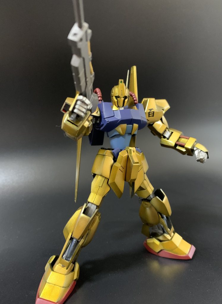 元のキットはまずポーズ決め以前に腕がバックパックバインダーに干渉して上がりすらしませんでした。可動をボールジョイント化したり、取り付け位置のバランスを変えたりで自然なポーズが決まるようになりました。