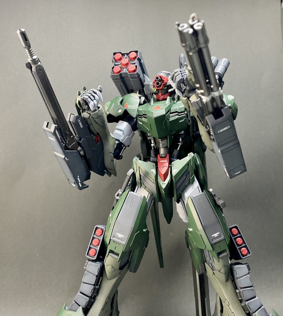 腕の武器はガトリングとマシンガン装備に変えています。