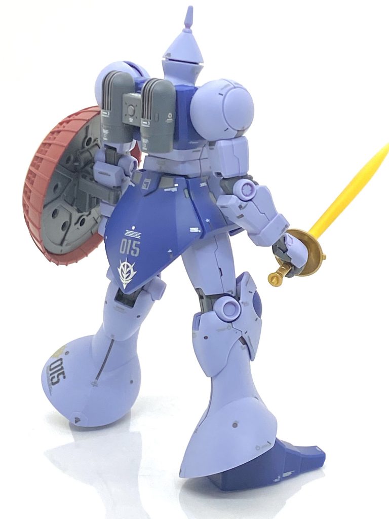 旧HGUCはかなり細めな機体でしたが、リバイブ版は逆にマッシブでこちらの方がテキサスで会合したシャア専用ゲルググと合うと思いました。ラベンダーの成型色は合わせ目を消しても白化しにくく、処理が楽で墨入れはMr.ウェザリングカラーのレイヤーバイオレットを使い、ぼかし気味にしています。