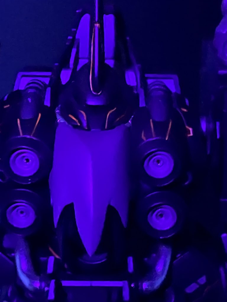 今回はスミ入れに蛍光ピンクを使用し、ブラックライトで発光するようにしました。幻想的な雰囲気が出ていい感じです。