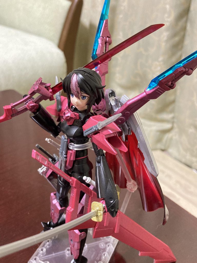 手持ちできる剣は10本。飾りや内蔵式を入れると18本の剣を持つ狂犬剣ちゃん。