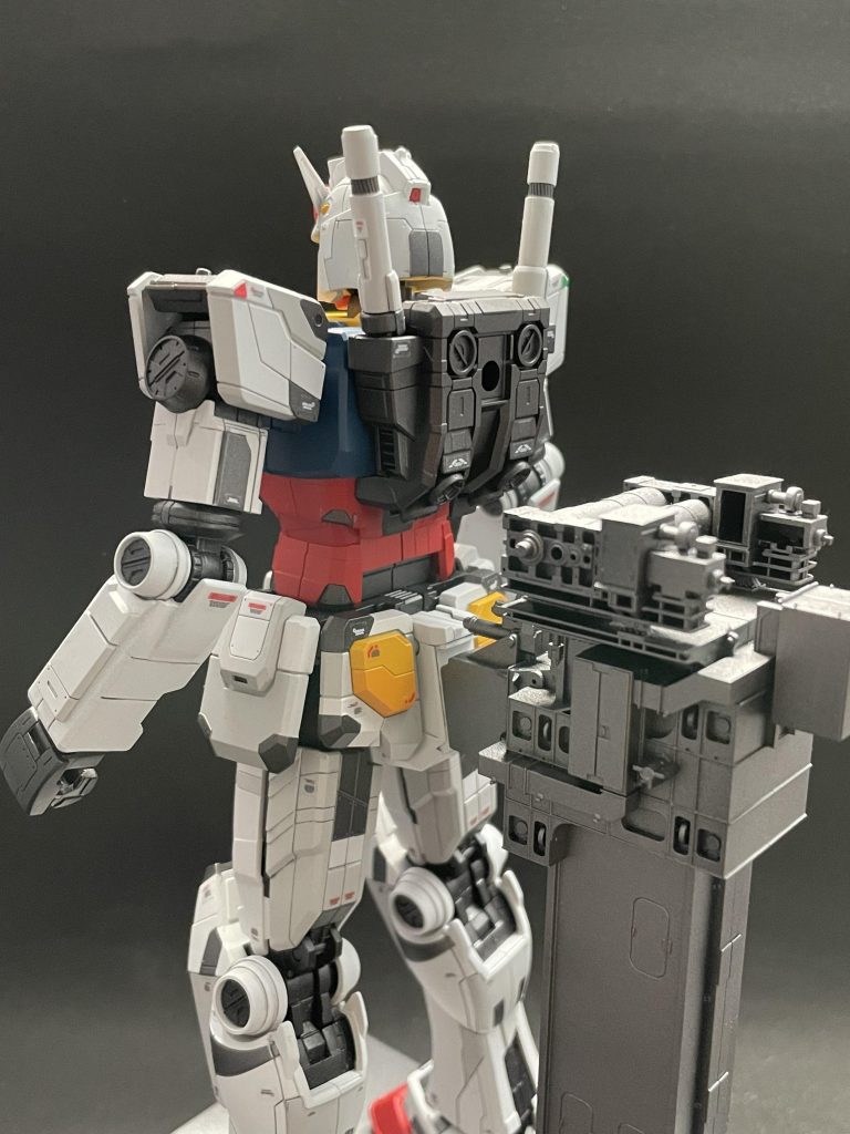 前腕部は後ハメ加工にして合わせ目を消しています。専用の台座がカッコいい!