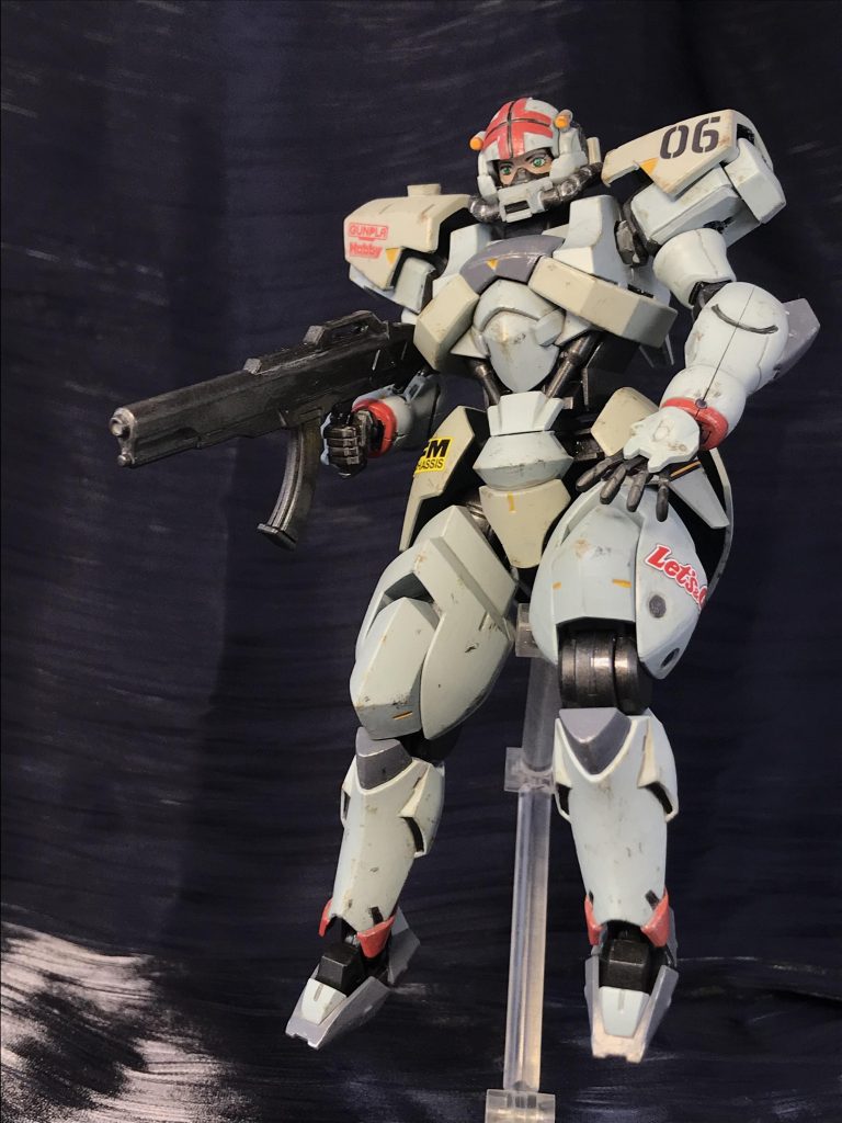 顔はチョー久しぶりに描きました。ゾロアットの顔部分を使ってます。顔面の形状を整えずに描いたのでかなりお面っぽくなってます。あと、一応女性隊員に見えるよう描いてます。