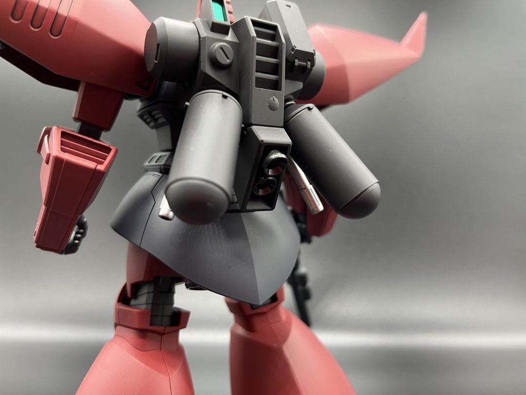 バックパックのバーニア部分はジャンクになっていたバーニアを取り付けてみましたわかりにくいですがスカート後ろは若干削って鋭利になっていますほんと若干ですが...