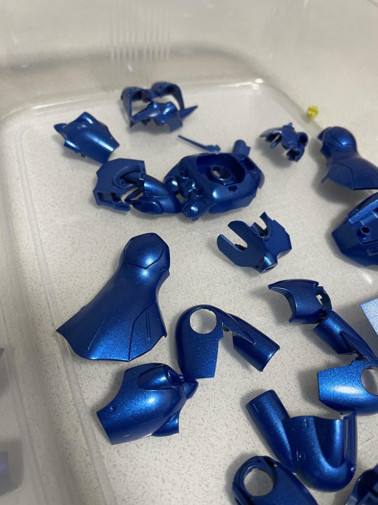 メタリックカラーに塗装してみました。ブルーとグレー部分はスプレーで塗装して細かいところは筆で塗りました。モノアイはシールです。