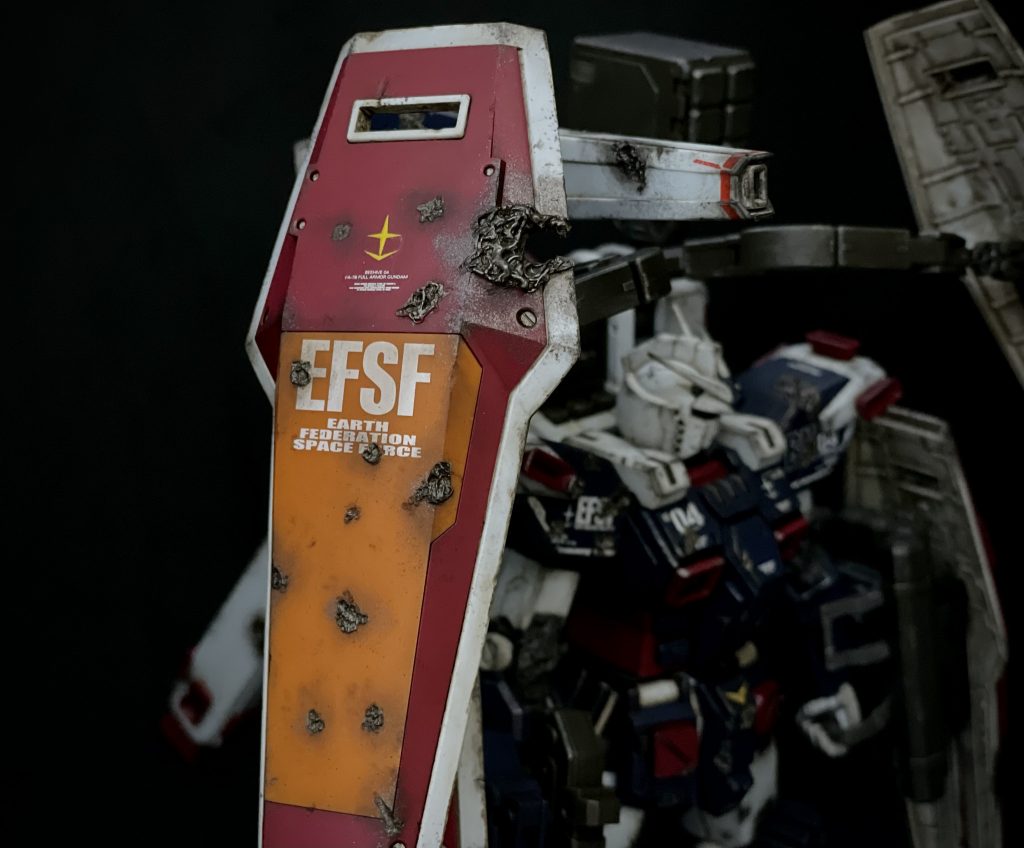 ビームがシールドを貫通したようなダメージを表現。