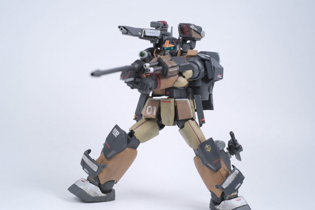 メインアームは通常のライフルの他にR4型ビームライフルを用意しました。カスタムしてフォアグリップなどを増設しました。