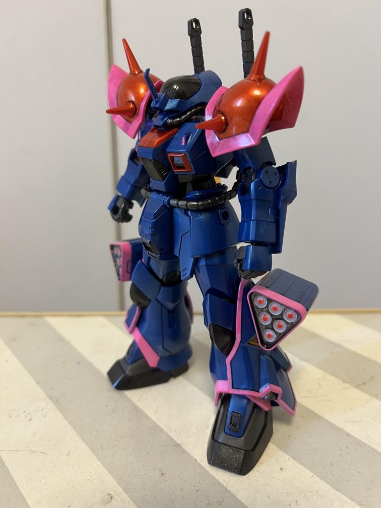 はい、こちらが本来のイフリート改です。白→ピンクでガンマカ塗装。また肩もピンクラインを入れてしまいました。後はミサイルとかテキトーに塗ってます。仕上げは艶ありスプレーだけ塗布。