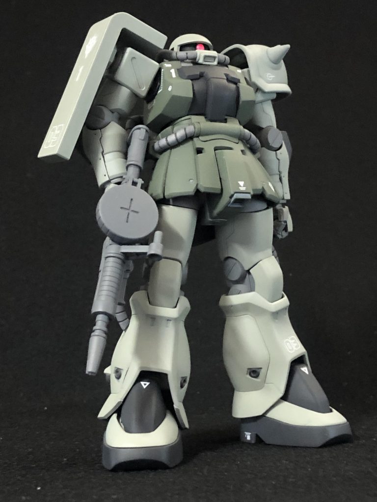 踏ん張って立てるように膝の関節を少し削っておりますS字立ちがキマるように腰にプラ板を積層してスペーサーを作成しました